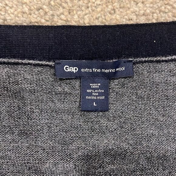 Gap Men’s cardigan extra fine merino wool. size L. Like new. - Picture 3 of 5